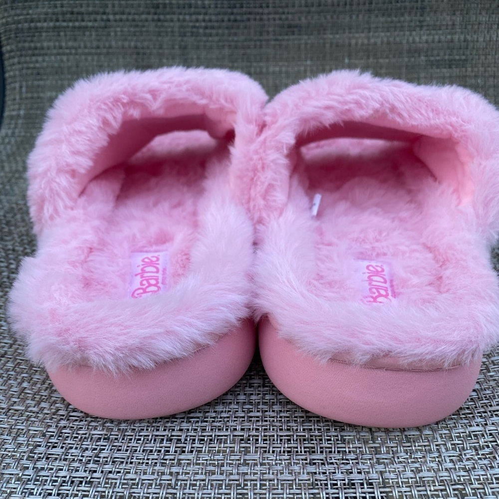 NWOT Barbie Pink Faux Fur Logo Super Push Comfy Women's Slippers Sz Small (5-6) - Picture 7 of 8